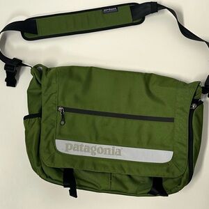 VTG PATAGONIA green reflective half mass messenger laptop crossbody bag.